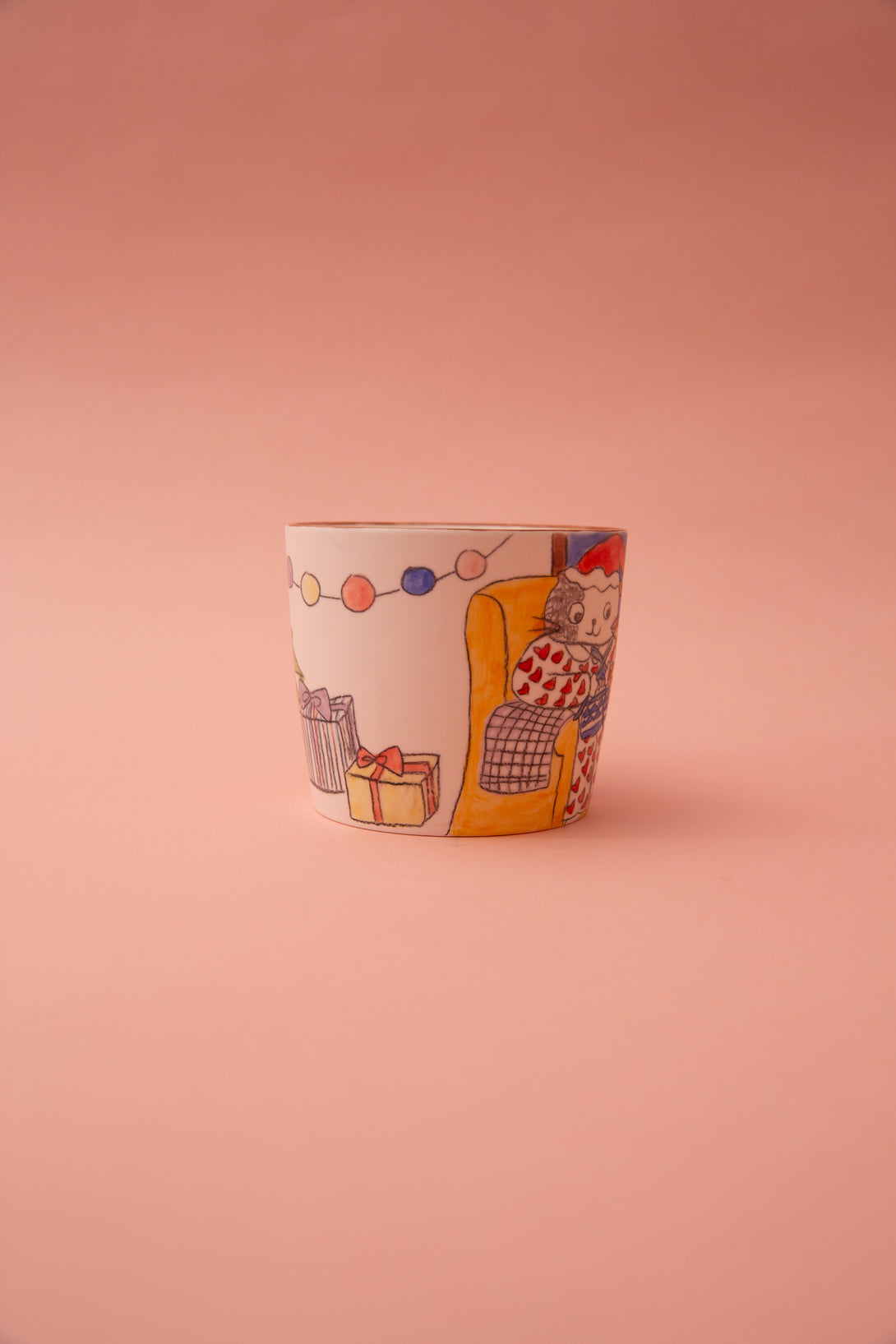 Mug with a design of a cozy living room on a pink background